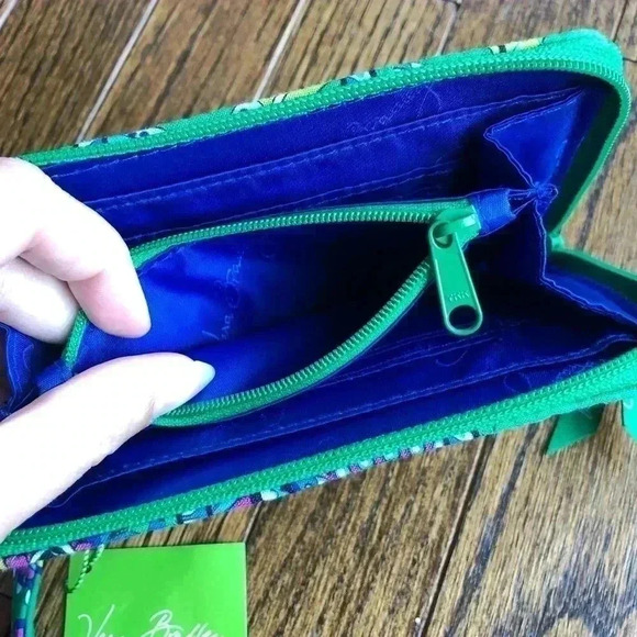 NWT Vera Bradley Zip-Around Wristlet Emerald Green Paisley - Picture 7 of 10